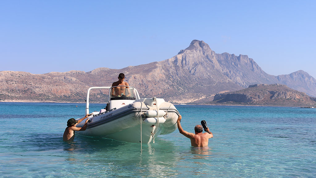 Boat trip in the turquoise waters of Crete, an experience by Physis Villas